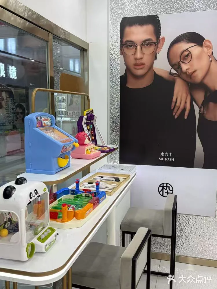 门店内部区域实景记录 · 接待与陈列