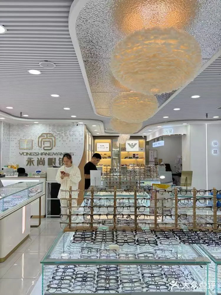 门店内部区域实景记录 · 镜架陈列