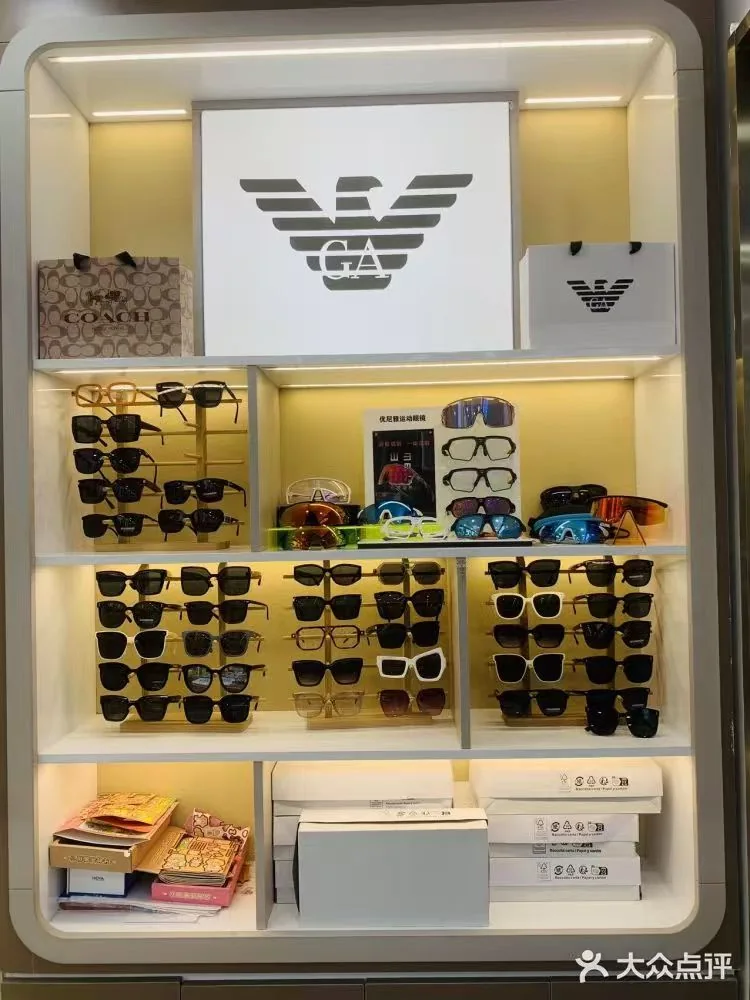 门店内部区域实景记录 · 商品陈列